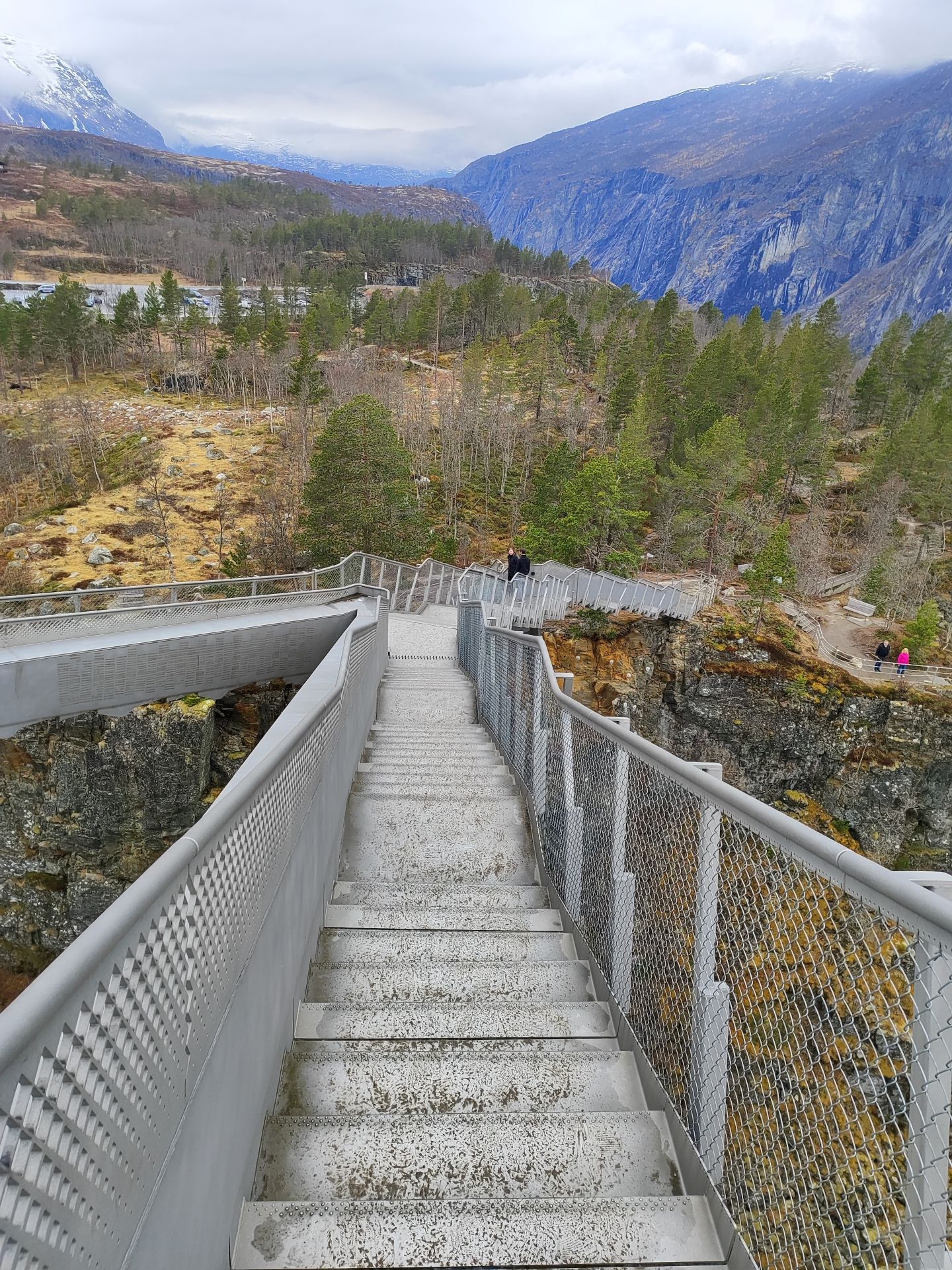 Beatrice - Plongée sur la passerelle de la cascade de Vøringfossen