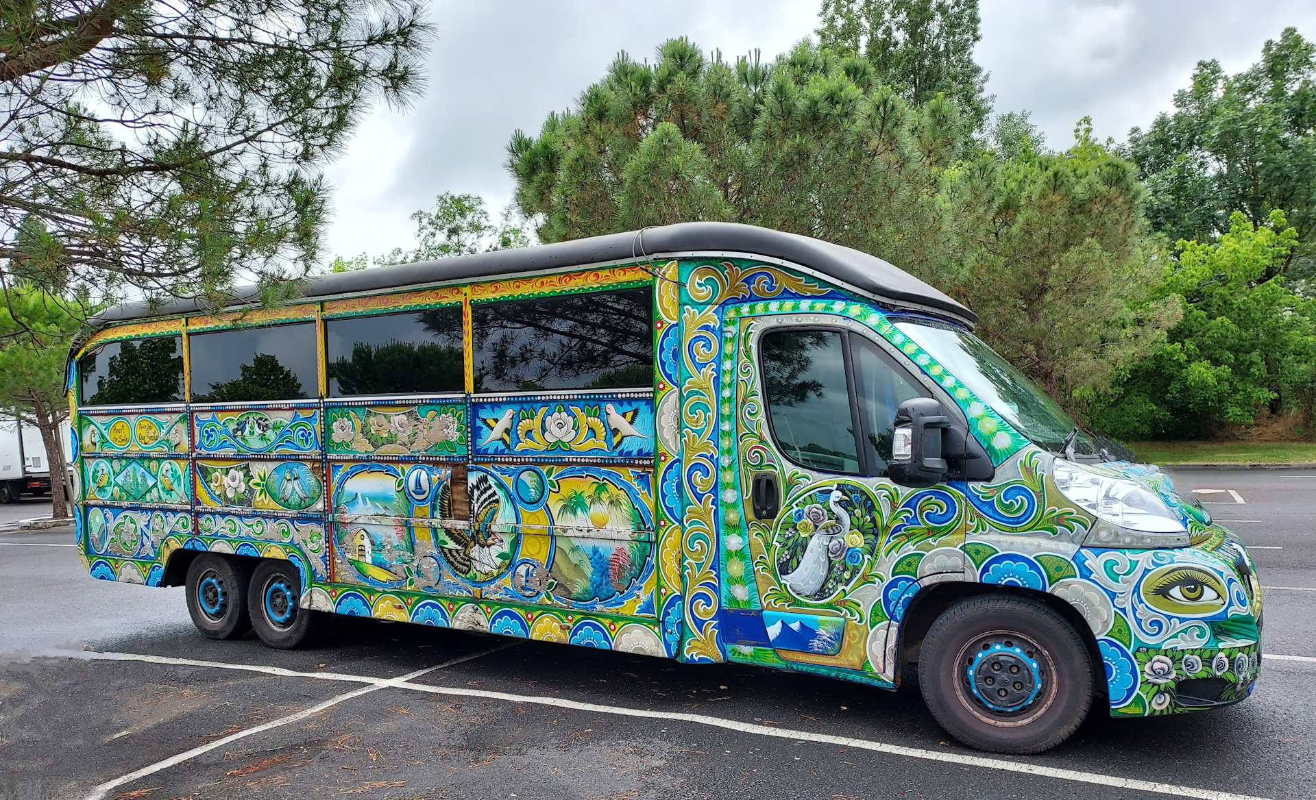 Dominique - Comment passer inaperçu avec un camping-car personnalisé.