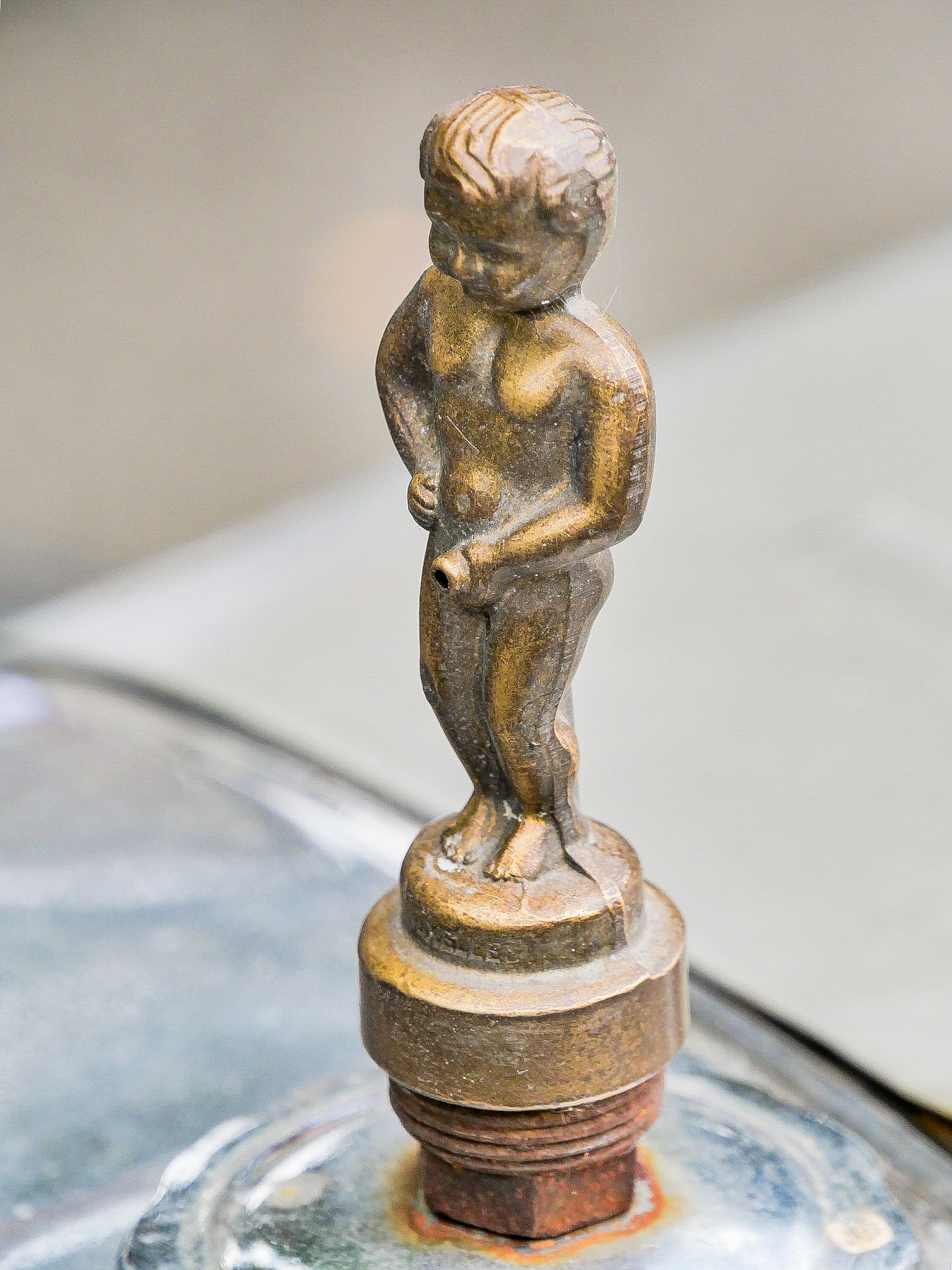 Dominique - Coquin le bouchon de radiateur Manneken Pis