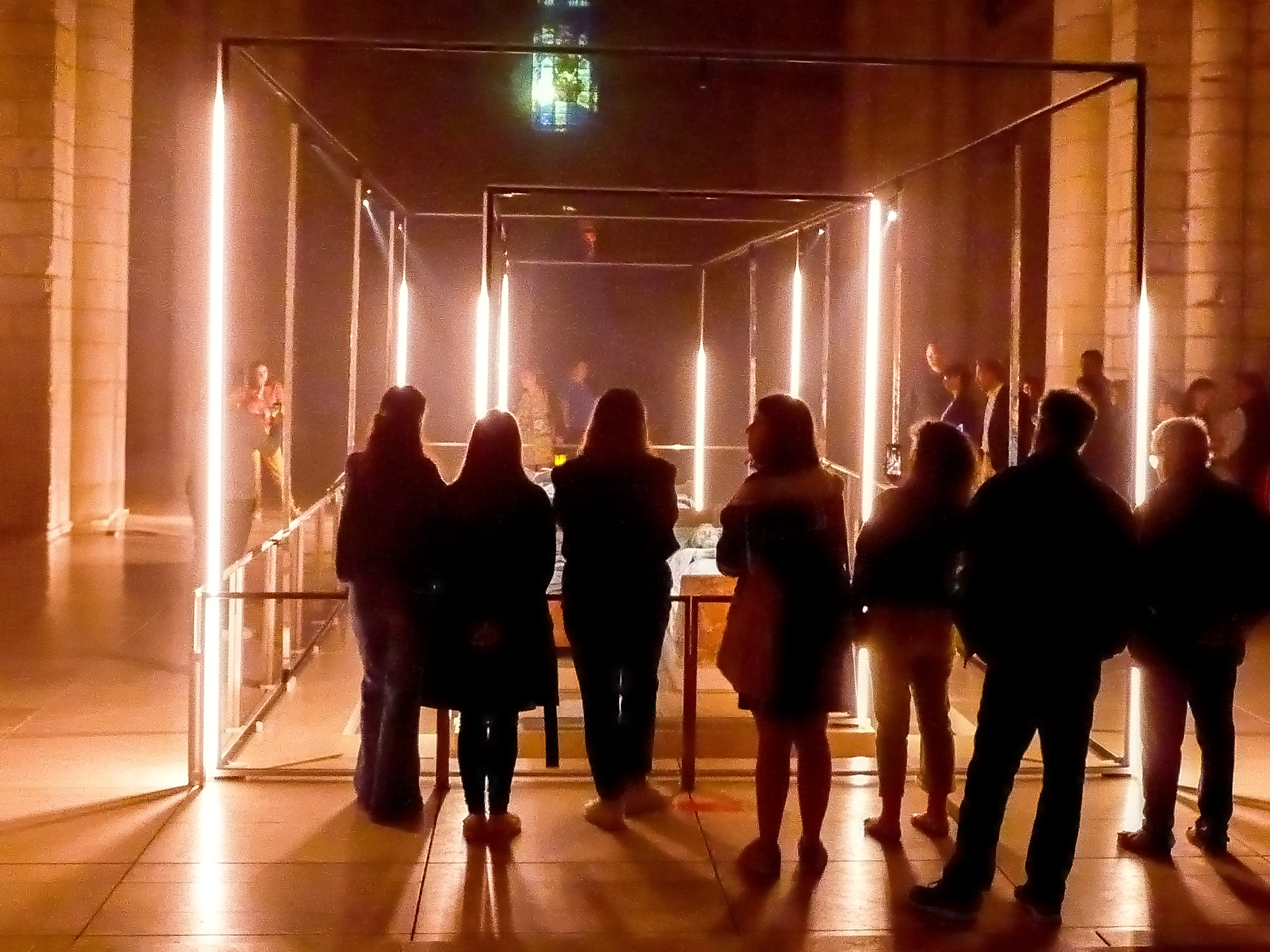 Dominique - Fontevraud devant les gisants Abbatiale FTV