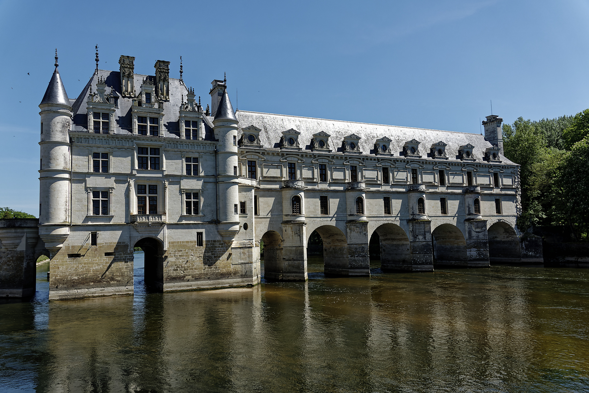 Joël - Chateau de Chenonceau, un pont sur le Cher_