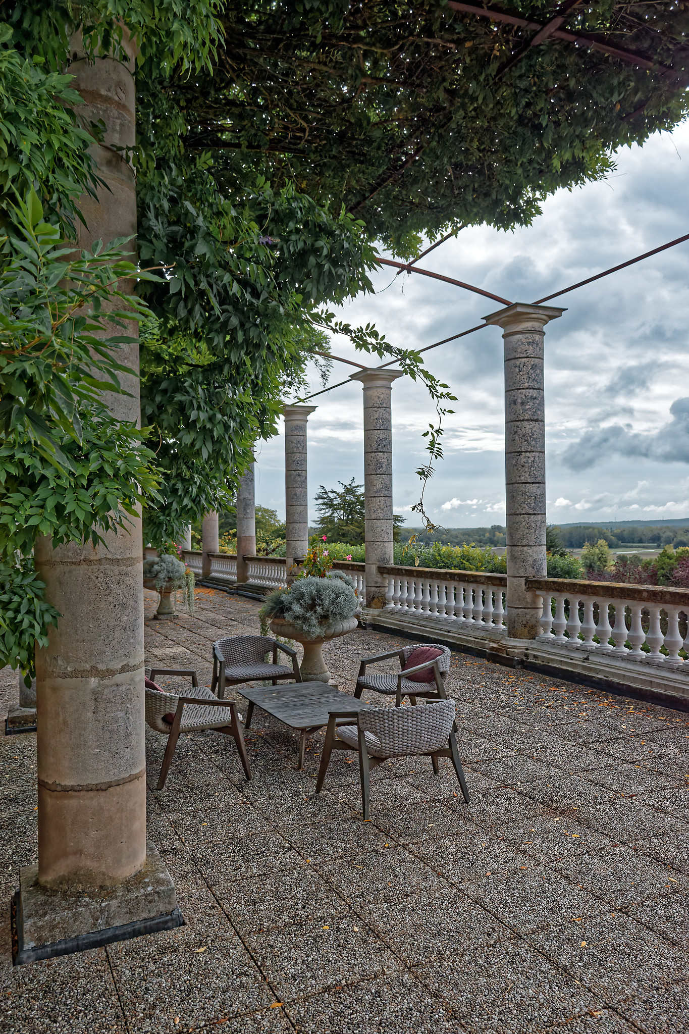 Serge - Chateau de Rochecotte9 détail terrasse Italienne2