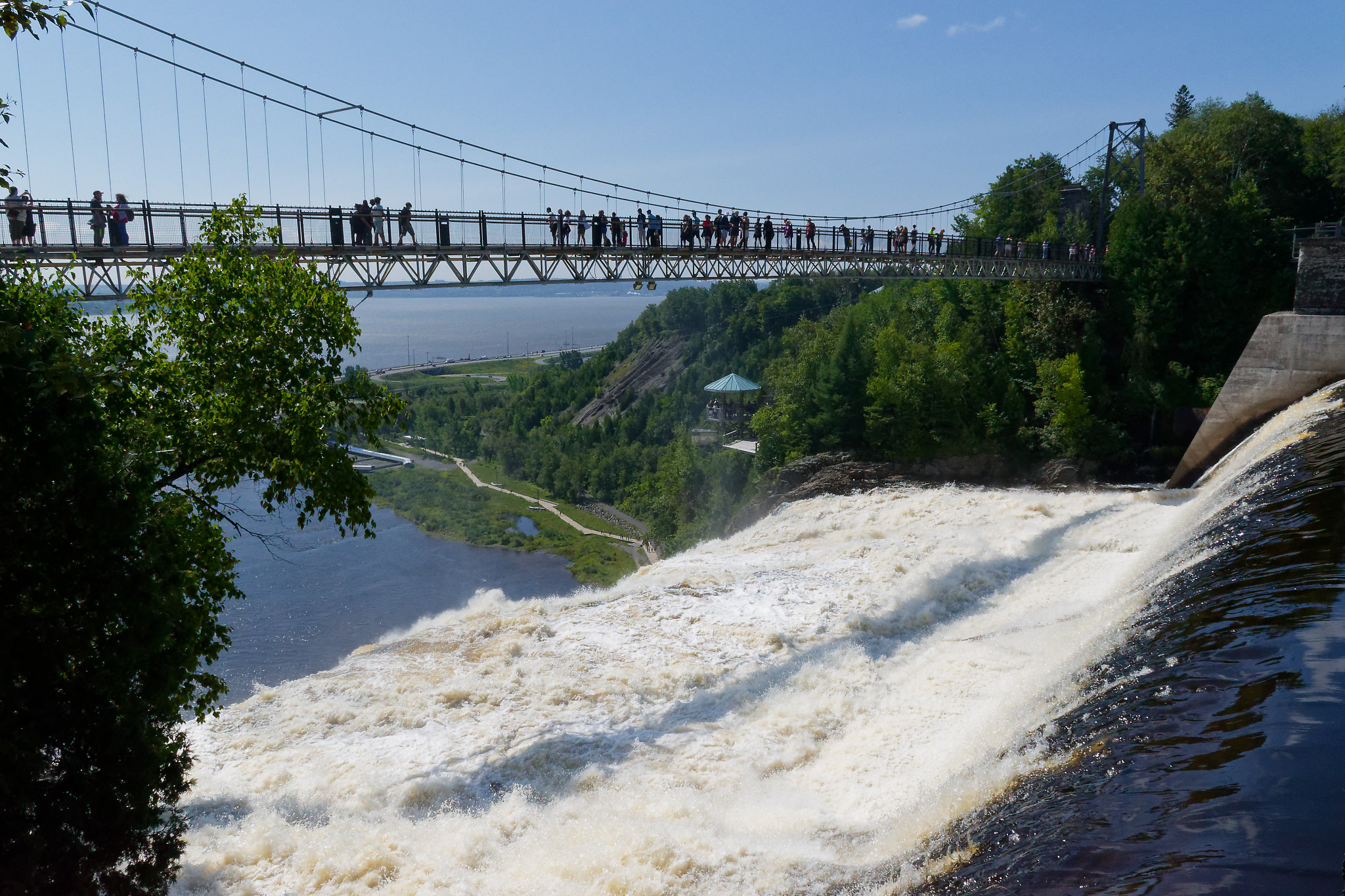 Serge - pont_suspendu_sur_toubillons_ecumants_quebec_DxO